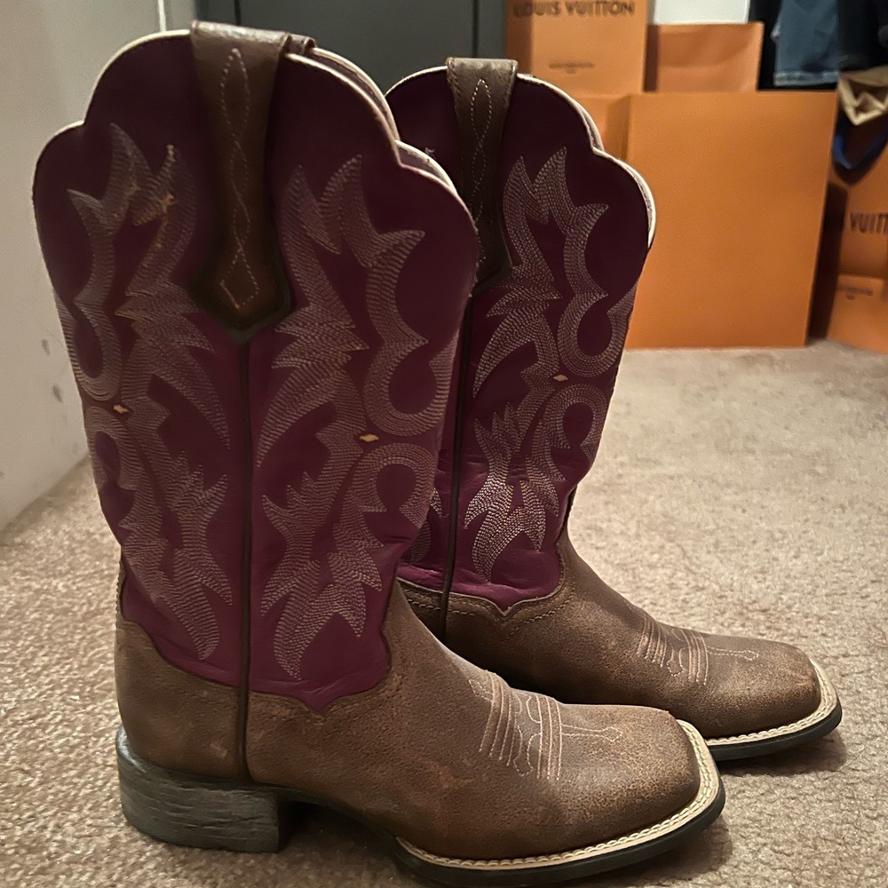 Women’s ariat boots. Size 5 1/2 purple and tan.